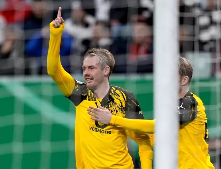 Άιντραχτ Φρανκφούρτης-Μπορούσια Ντόρντμουντ 1-1 (2-4 πεν.): Πρόκριση στα πέναλτι για τους Βεστφαλούς.