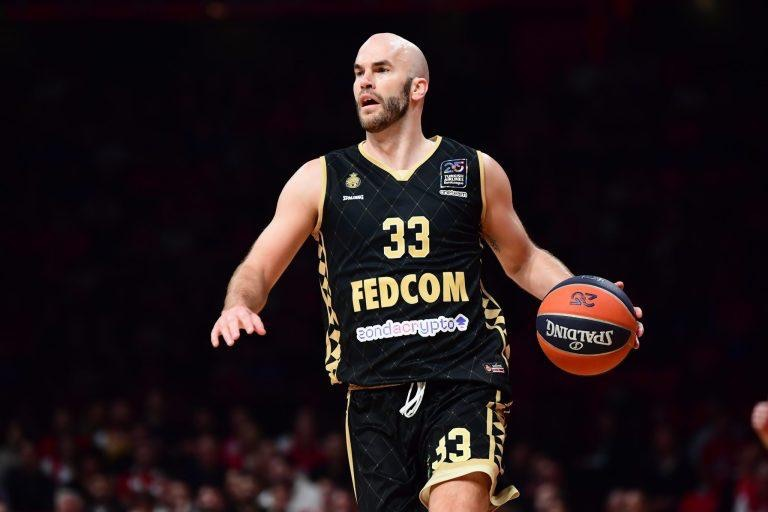 Ο Νικ Καλάθης στην Παρτιζάν: με κάθε επισημότητα στην Σερβική ομάδα ο Έλληνας άσος.