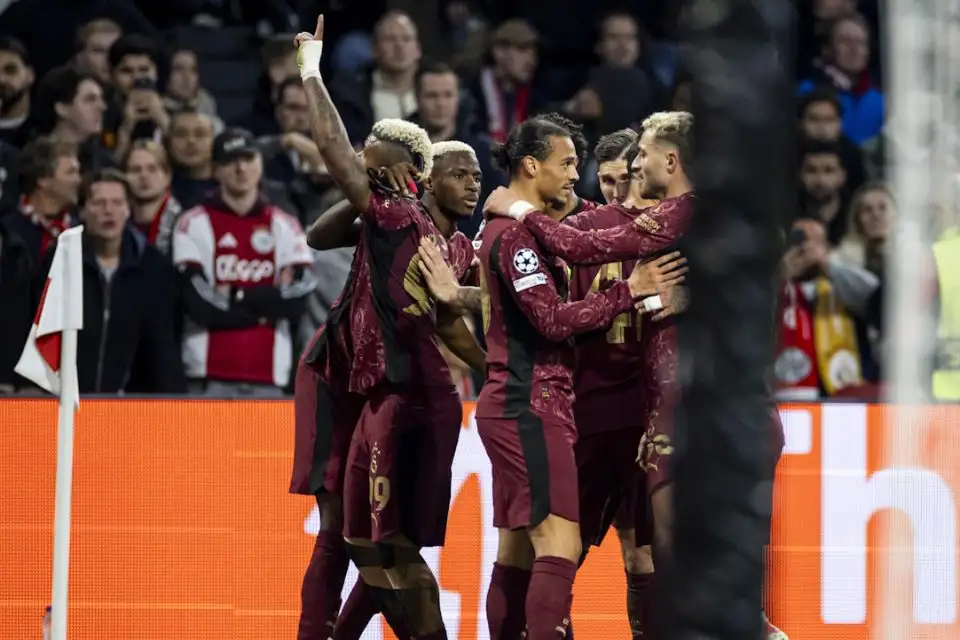 Καταιγιστική Γαλατά και χατ-τρικ Όσιμεν στο Άμστερνταμ